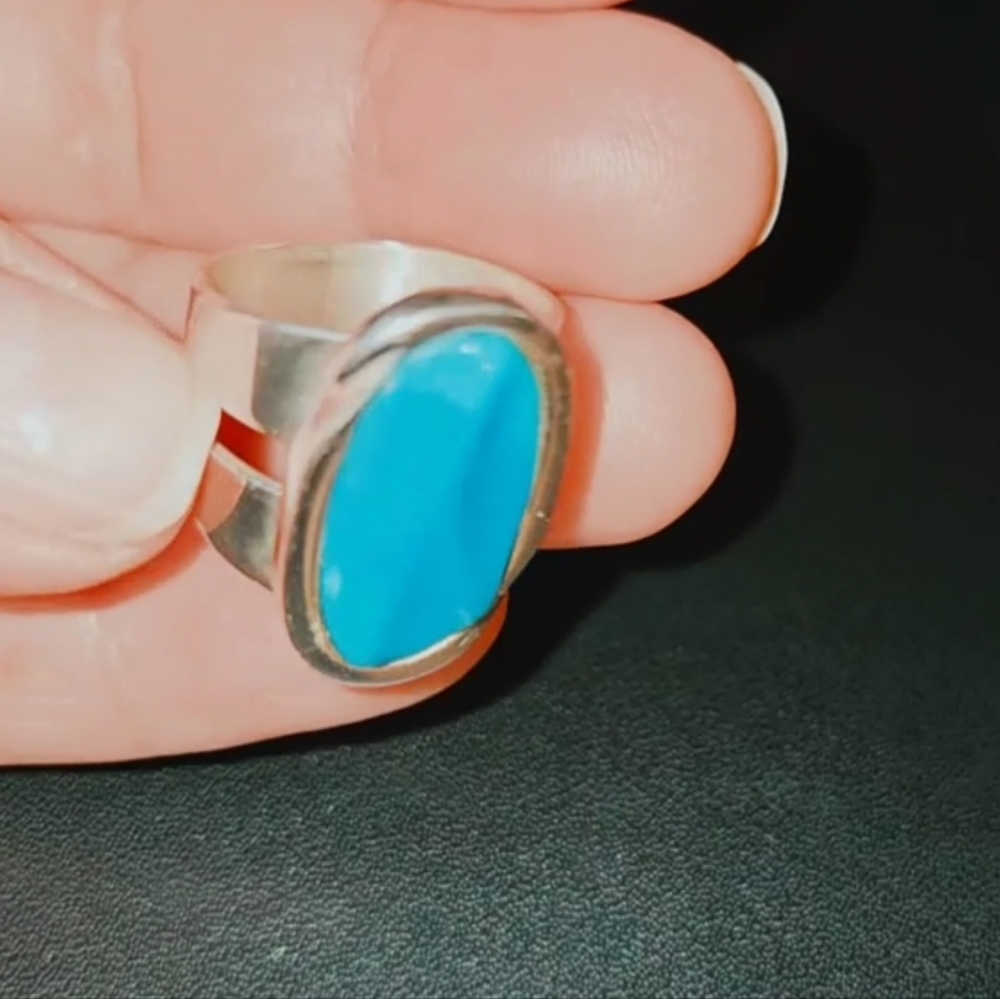 Vintage Elegant Silver Ring with Turquoise Stone